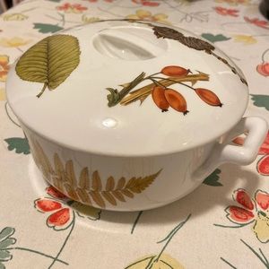 Royal Worcester Wild Harvest casserole dish